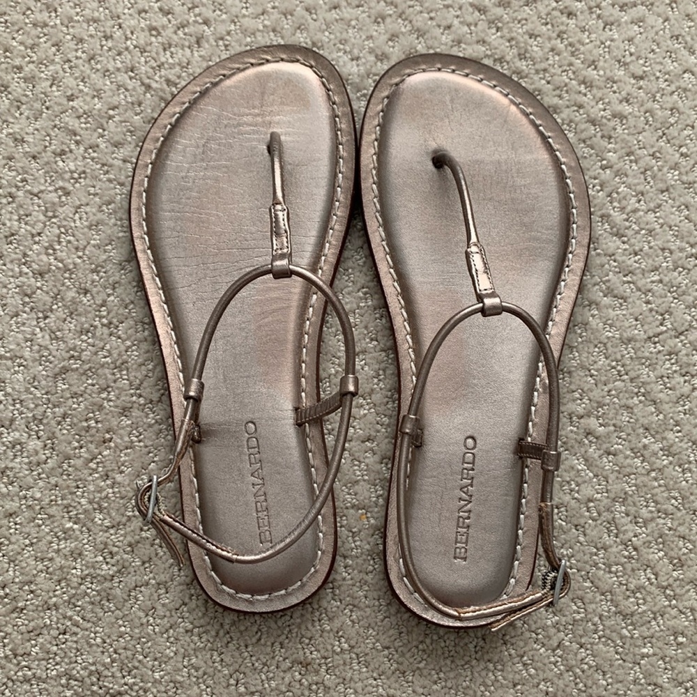 Bernardo Lilly Thong Flat Sandals Platinum Size 8